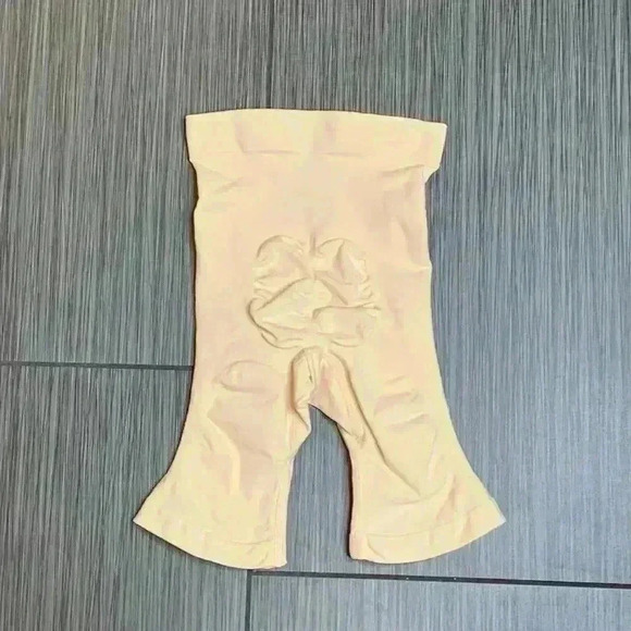 Skims Clay Soft Soothing Seamless Sculpting Mid Thigh Shorts Size S/M - Picture 4 of 5